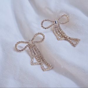 COPY - A pair of faux diamonds bowknot form earrings